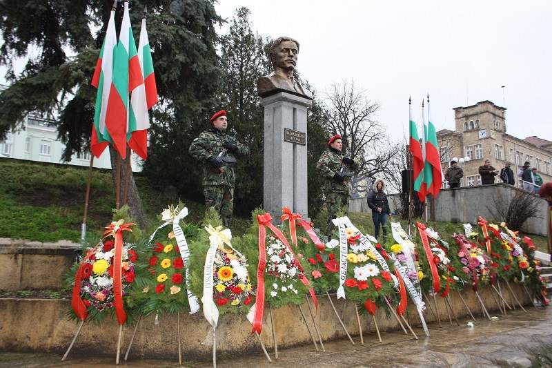 Шуменци се поклониха пред паметта на Левски