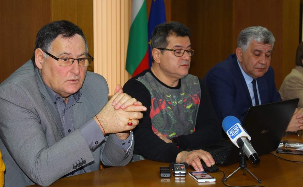 Фонтани и шевици край Съдебната плата в Шумен