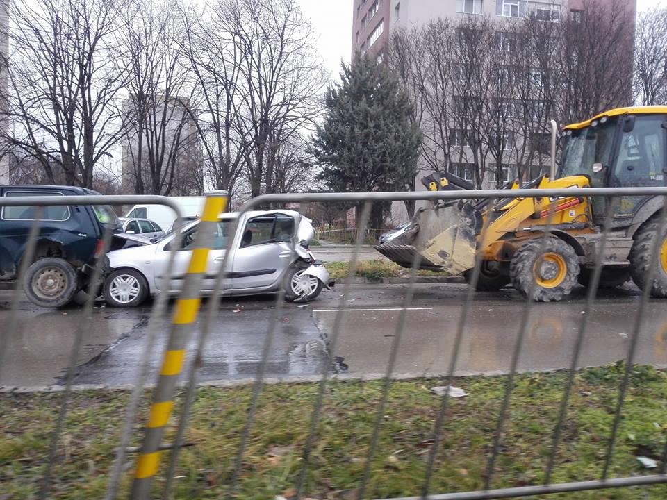 Верижна катастрофа със 7 коли и багер задръсти булевард във Варна (СНИМКА)