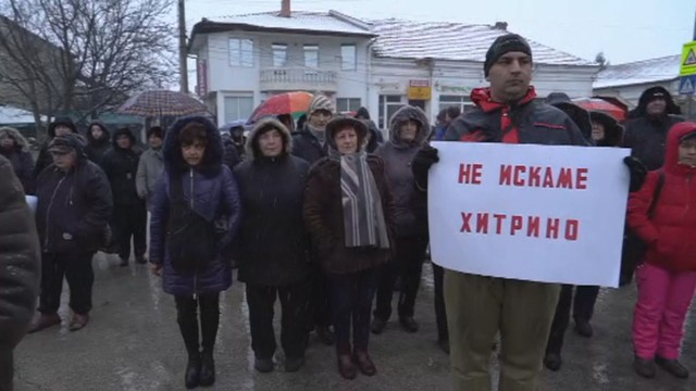 Жители на Брегово протестират срещу преминаването на камиони с опасен товар