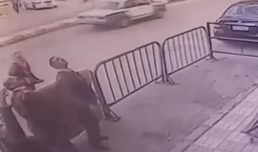 Египетски полицаи спасиха дете, падащо от третия етаж