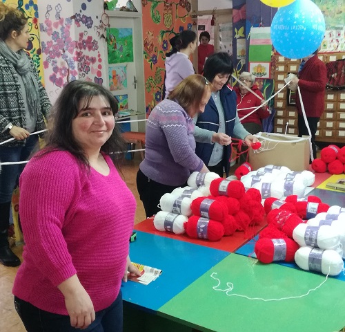 Доброволци плетат 5-метрова мартеница в Търново
