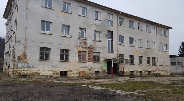 Почина 17-годишният младеж, който падна от третия етаж на дом за деца в Роман