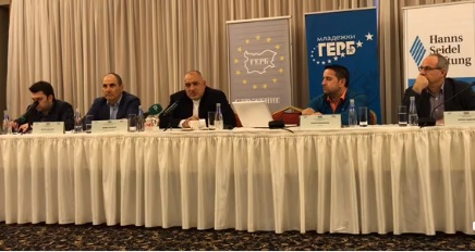 Бойко Борисов пред младежите в ГЕРБ: Опозицията казваше, че "асфалт не се яде" - хората сега сами искат да им строим магистрали (ВИДЕО)