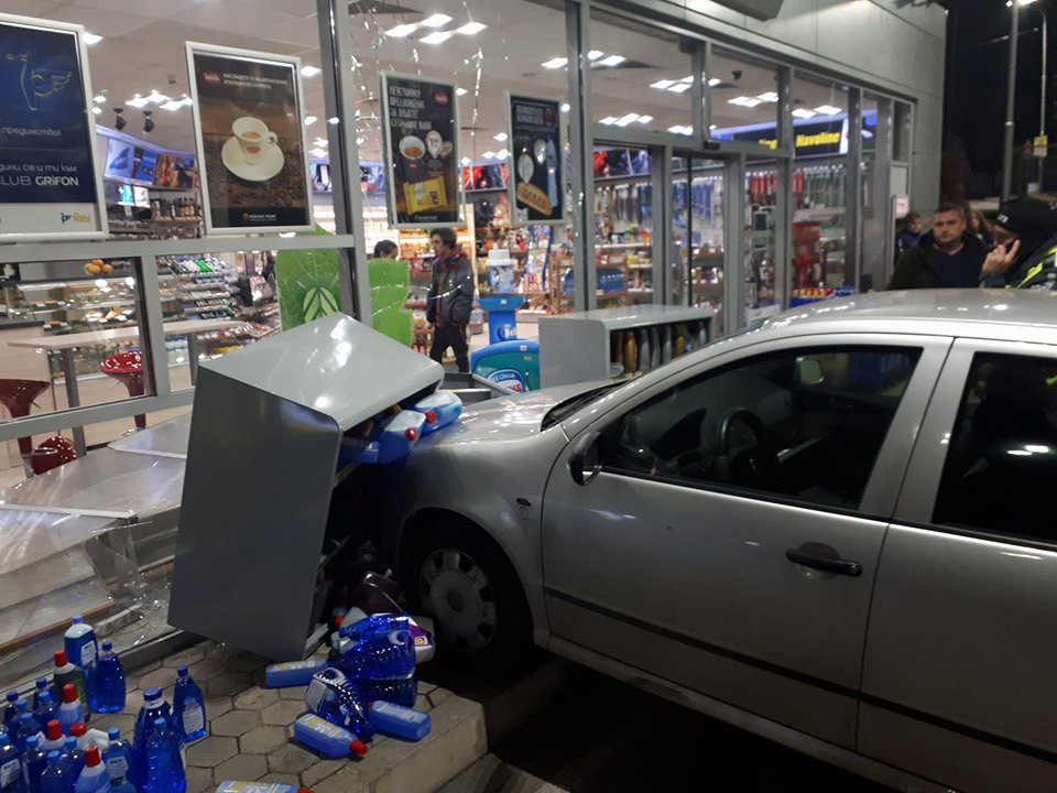 Млада водачка обърка педалите и се нацепи в бензиностанция