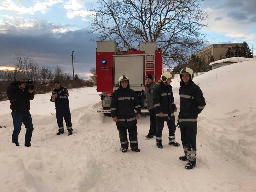 Огнеборци вадиха училищен автобус от пряспа