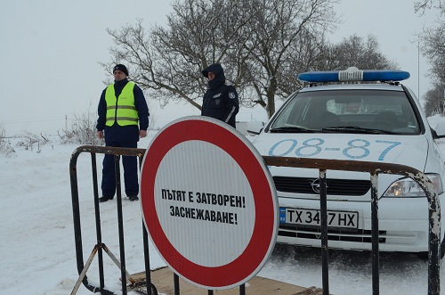 С верижна техника вадят коли и хора от преспите в Добричка област