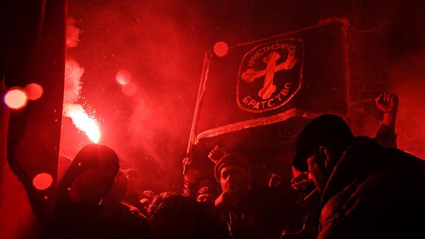 Протест в Скопие срещу промяната на името на Македония със запалено гръцко знаме