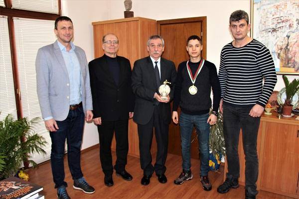 Ректорът на ВТУ се срещна с републиканския шампион по бокс Тинко Банабаков