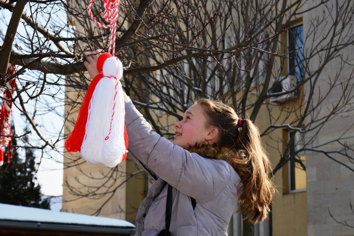 Ученици премениха площада на Симитли, мартеници грейнаха на дървета