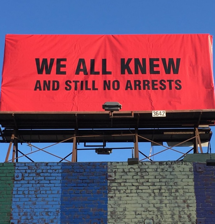 Холивуд осъмна с билбордове, напомнящи за сексуалния скандал