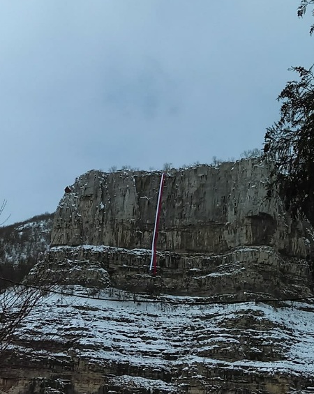 40-метрова мартеница спуснаха от скалите в Лакатник (СНИМКИ)