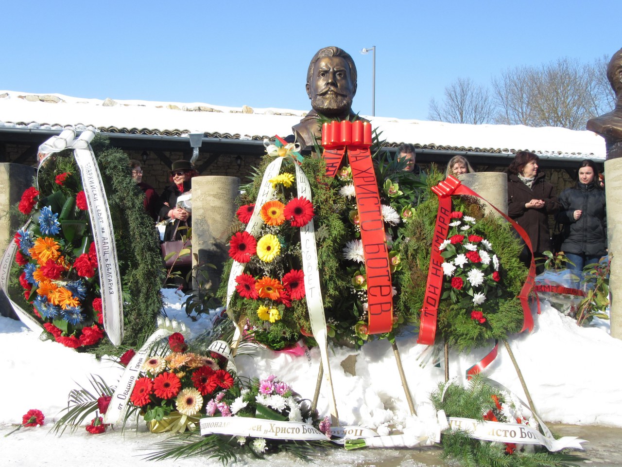 Откриха паметник на Ботев в Двора на кирилицата