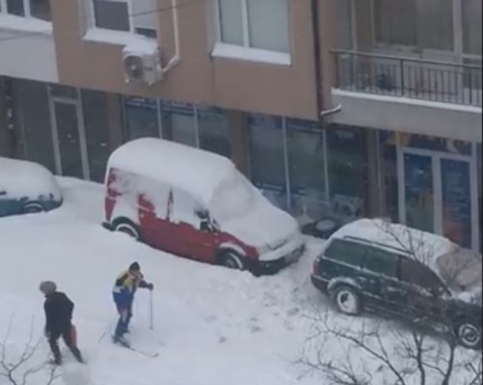 Бургазлия отиде със ски до магазина в "Меден рудник", Морската градина стана писта