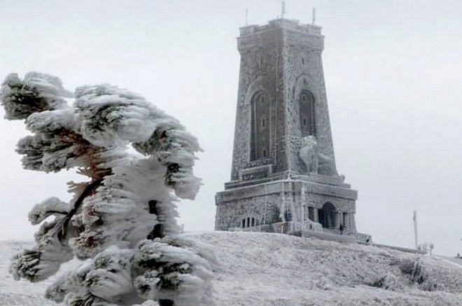 100 души и 20 машини чистят стъпалата на Шипка за Трети март