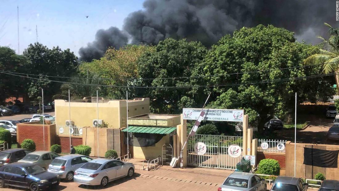 Въоръжени нападнаха армейски щаб в Уагадугу