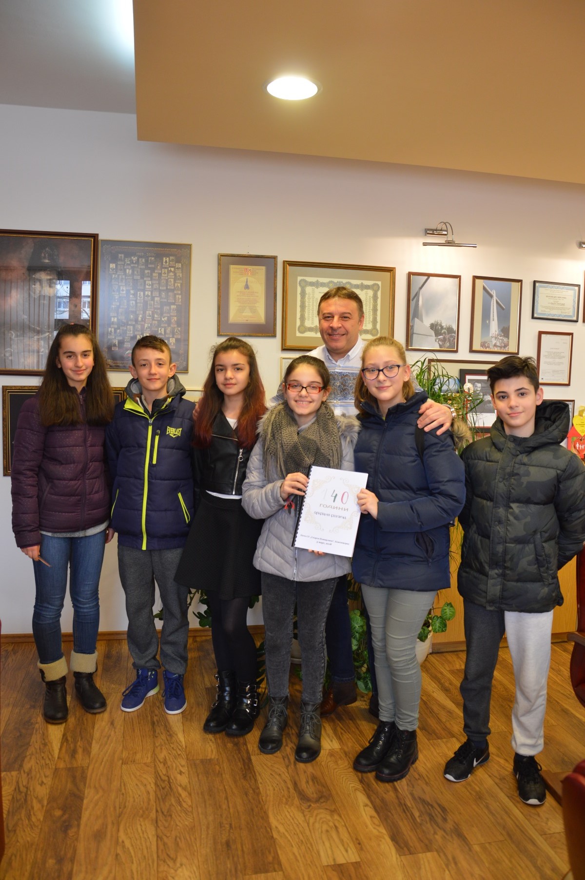 Кметът на Благоевград д-р Атанас Камбитов получи ценен подарък от ученици от Пето СУ ”Георги Измирлиев”