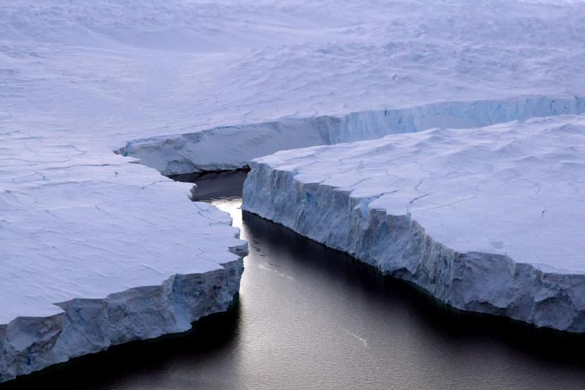 Ледената покривка през лятото в Антарктида е намаляла до второто си най-ниско ниво