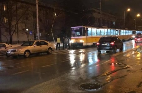 Кола и трамвай се удариха на бул. „Шипченски проход”, мъж е пострадал