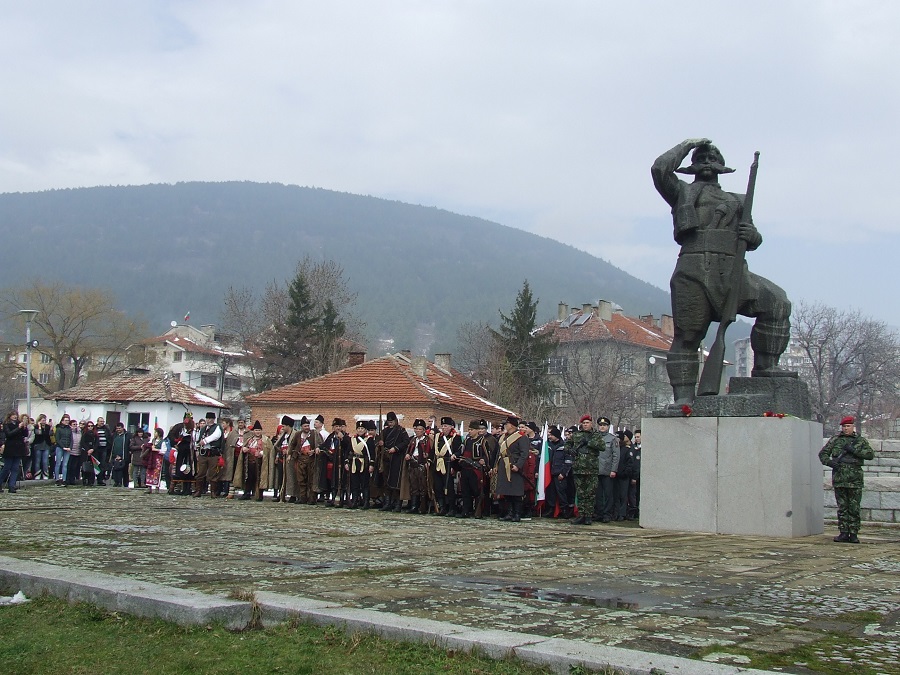 Залп на пушки, гайдари, 140-метров трибагреник и шествие на Трети март в Сливен