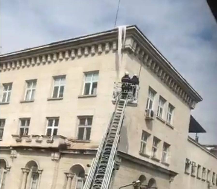Отстраниха огромни ледени висулки от покрива на пощата в Търново