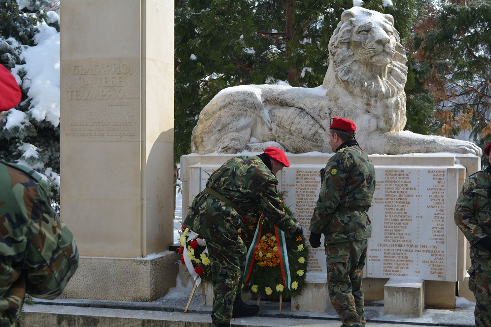 С възрожденски песни, молебени и цветя почетоха Освобождението в Монтана и  Лом