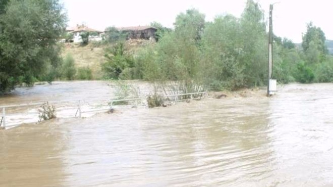 Велека преля и затвори пътя Ахтопол–Синеморец