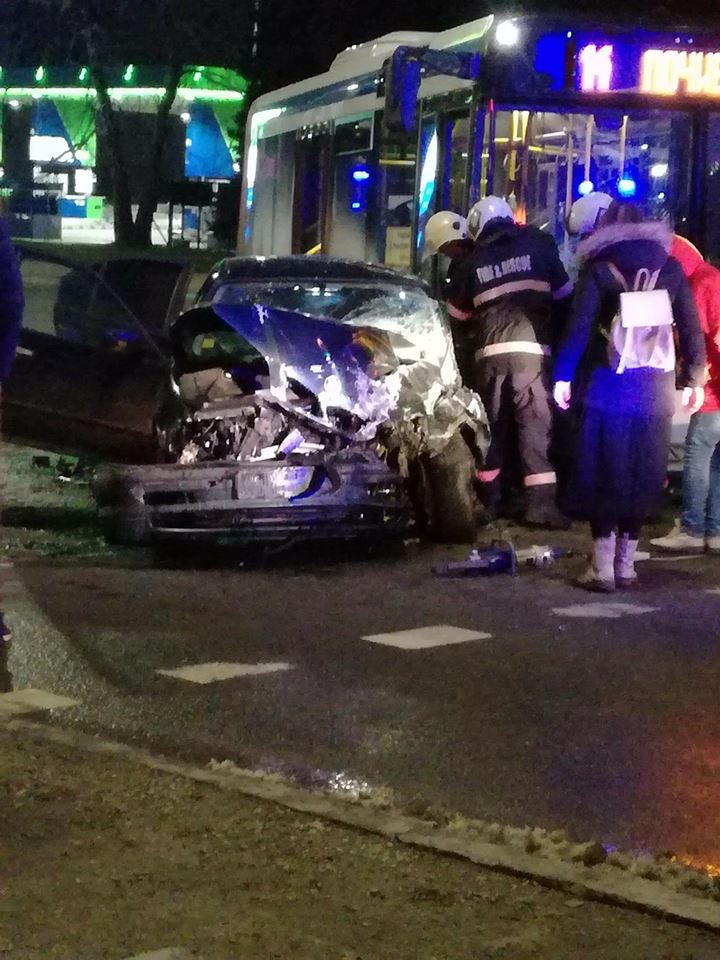 Двама ранени след сблъсък между автобус и кола