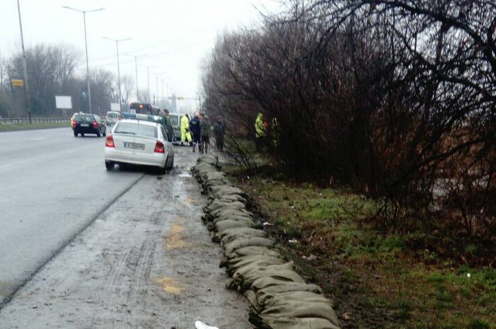 1000 чувала с пясък пазят превантивно езерото Вая да не прелее в Бургас