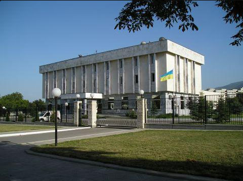 Нападнаха спешен екип в посолство