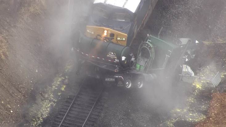 Товарен влак удари цистерна със солна киселина в Пенсилвания