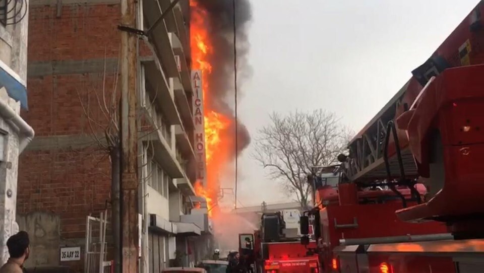 Две жени скочиха от 5-ия етаж на горящ хотел в Турция (СНИМКИ)