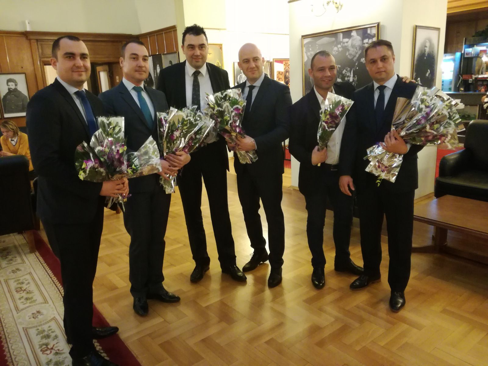 Вижте как депутати от ГЕРБ поздравиха дамите в парламента за 8 март (СНИМКИ)