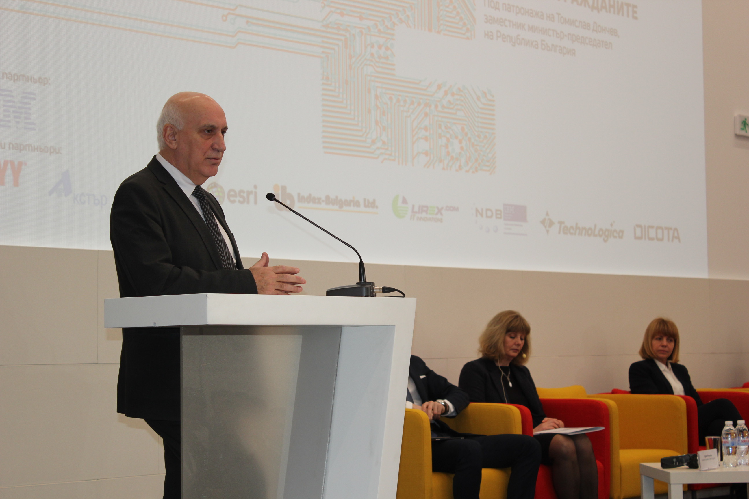 Шефът на Държавната агенция "Електронно управление": Българите все още предпочитат услуги „на гише“