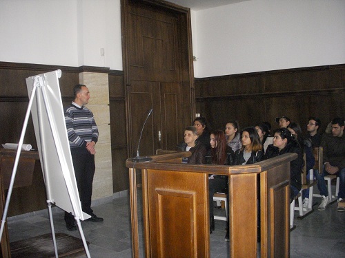 Ученици питат магистрати какво е неизбежна самоотбрана