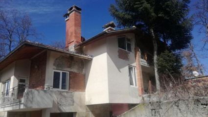 Психиатри преглеждат ученичката, удушила бебето си