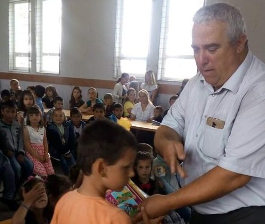 Учители бранят освободен директор във фейсбук