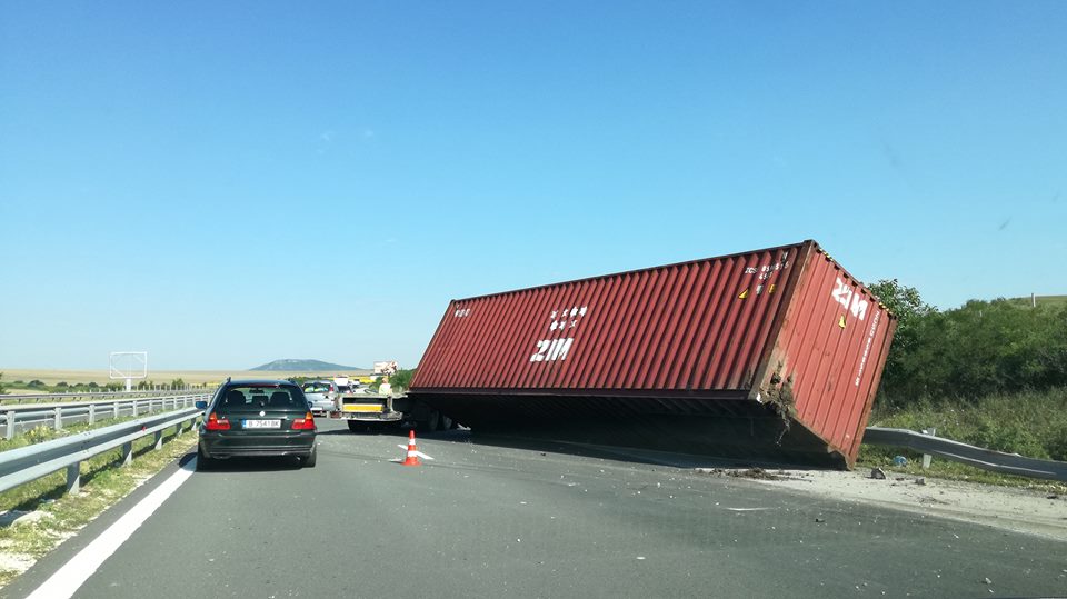 ТИР се обърна на магистрала "Хемус"