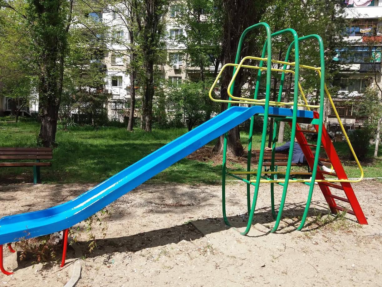 Над 1200 опасни площадки дебнат децата в София