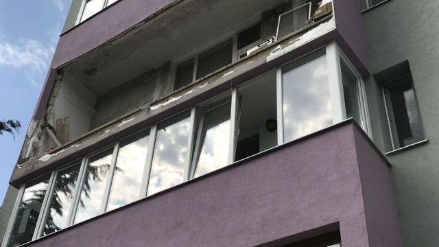 Газова бутилка унищожи тераса в Стара Загора, мъж пострада