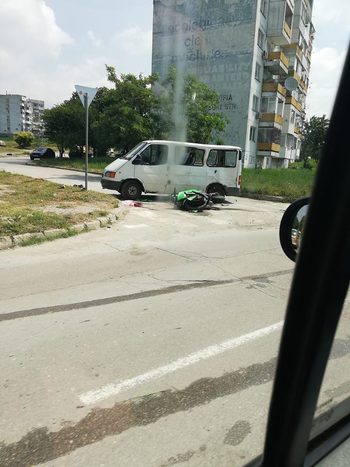 Моторист бере душа след удар в микробус