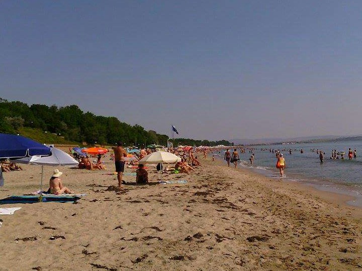 Катранени топчета покриха плажовете от Приморско до Ахелой
