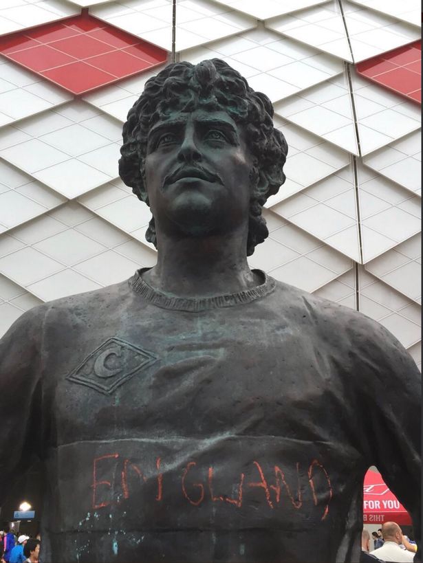 Арест заради надпис върху статуя