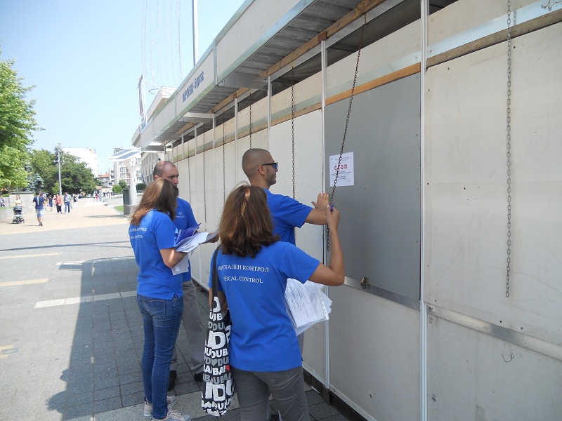 Запечатаха търговско изложение в центъра на Бургас за неиздаване на фискални бонове