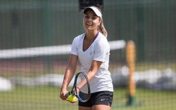 Виктория Томова взе пет гейма на Серина Уилямс