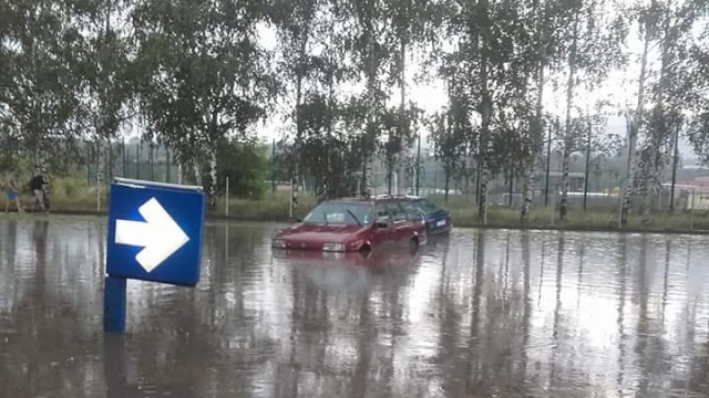 Десетки автомобили са блокирани в Перник заради проливния дъжд