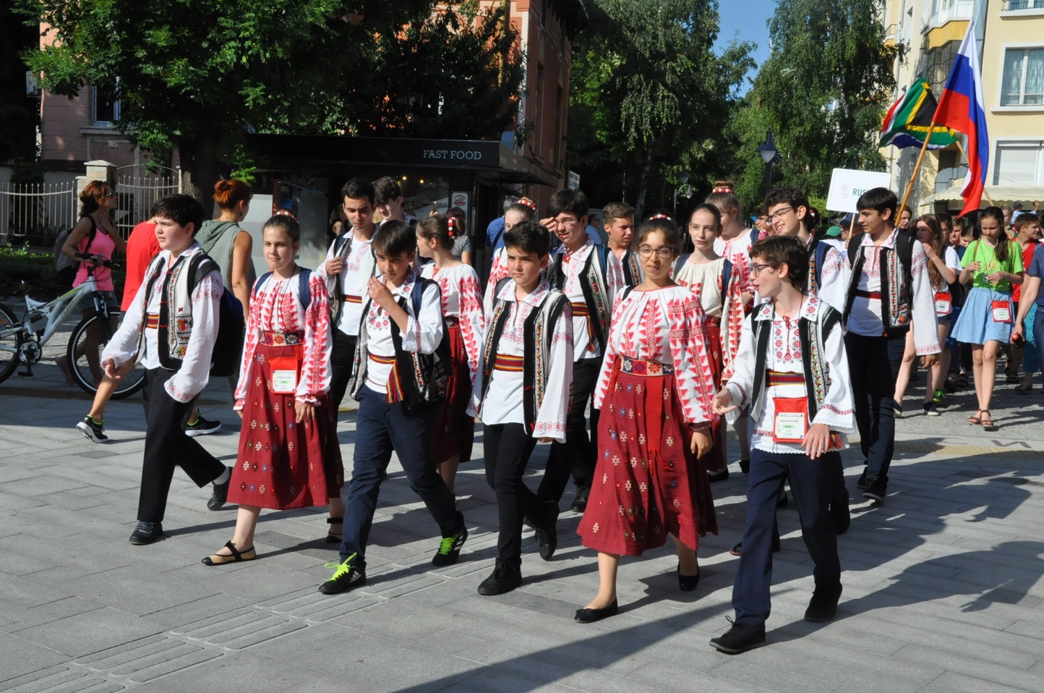 Над 1000 млади математици преминаха в пъстро шествие по главните улици на Бургас