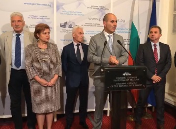 Цветанов: Няма да оттегляме законопроекта за бездимните цигари (ВИДЕО)