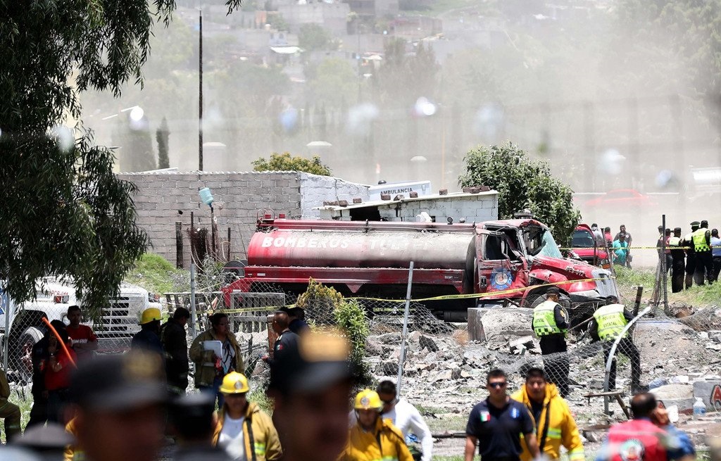 Десетки жертви и ранени при взривове в завод за фойерверки в Мексико