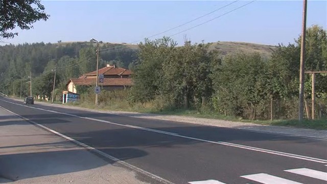 Стотици в Кочериново извършват нарушение, за да излязат с колите си на главния път